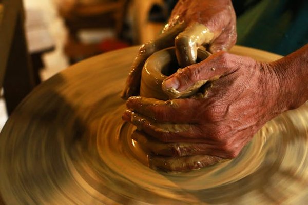 Quels sont les meilleurs moyens pour créer un atelier de poterie pour adultes débutants?